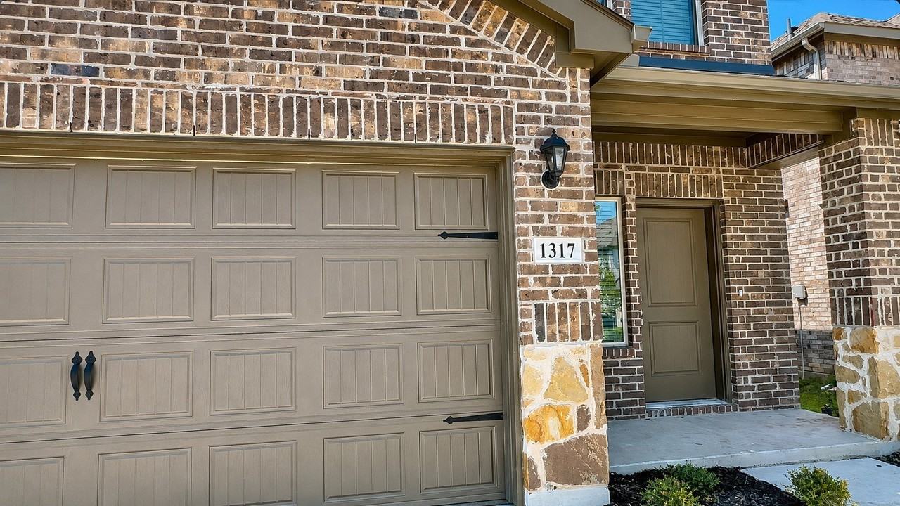 1317 Crookpost Dr - Photo 3 of 19