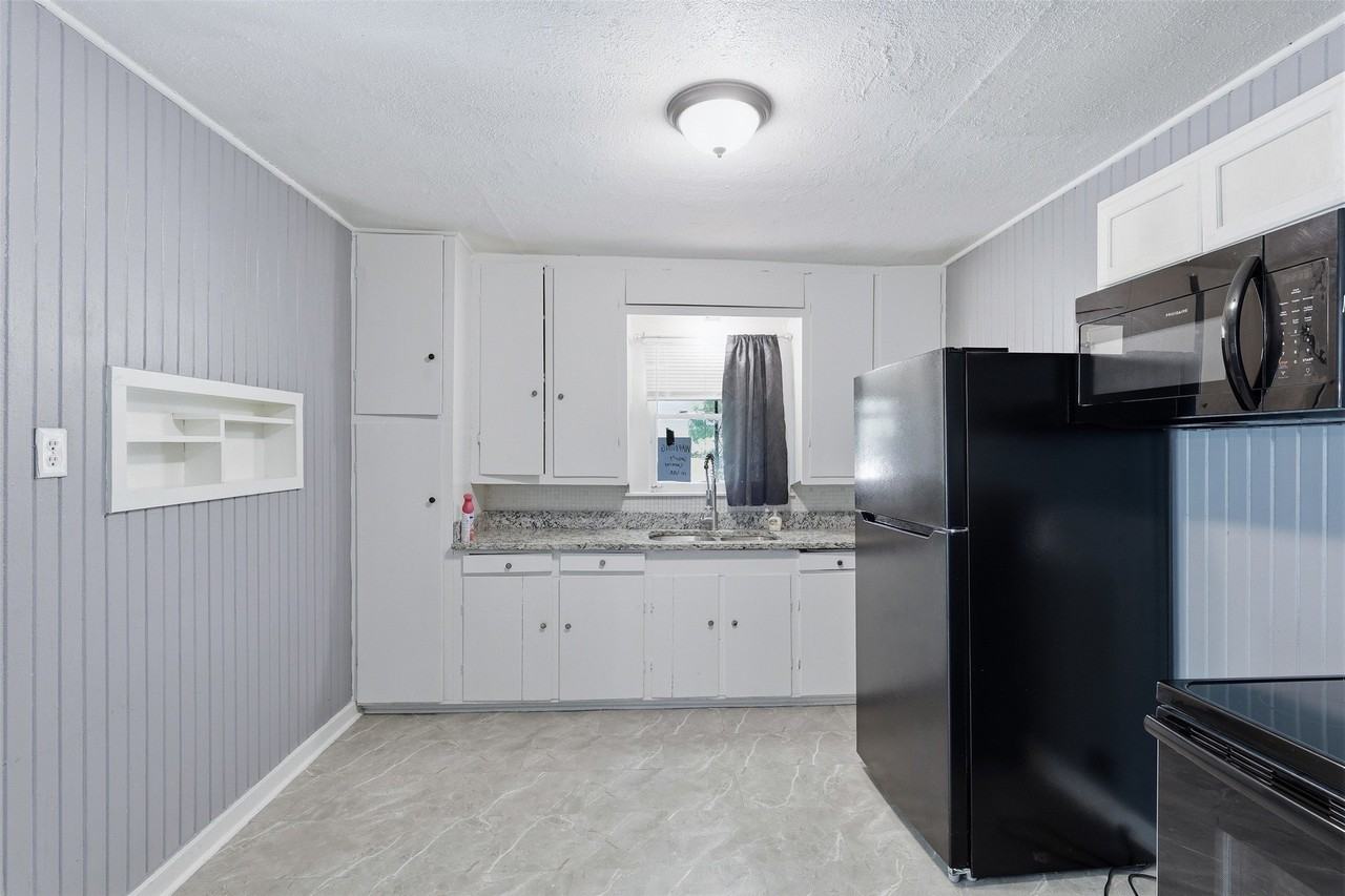 808 Mill St - Photo 2 of 25