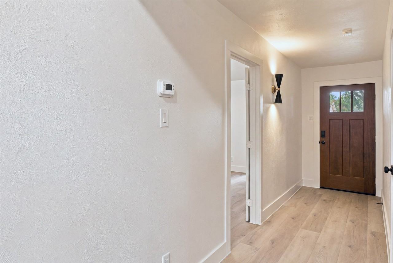 2733 Teakwood Dr - Photo 2 of 18