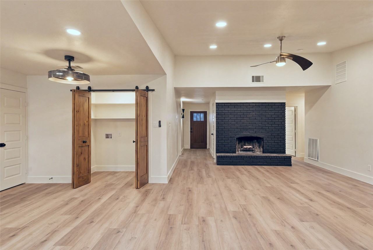 2733 Teakwood Dr - Photo 3 of 18