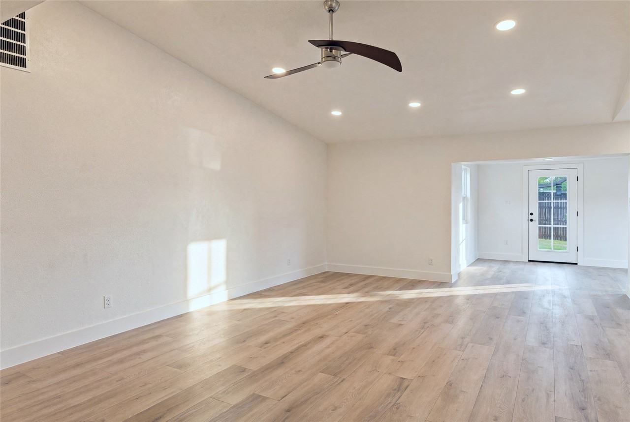 2733 Teakwood Dr - Photo 4 of 18