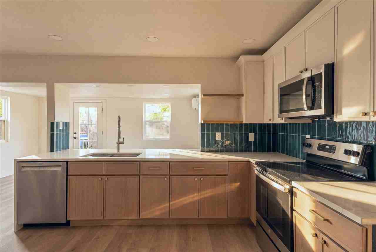 2733 Teakwood Dr - Photo 5 of 18
