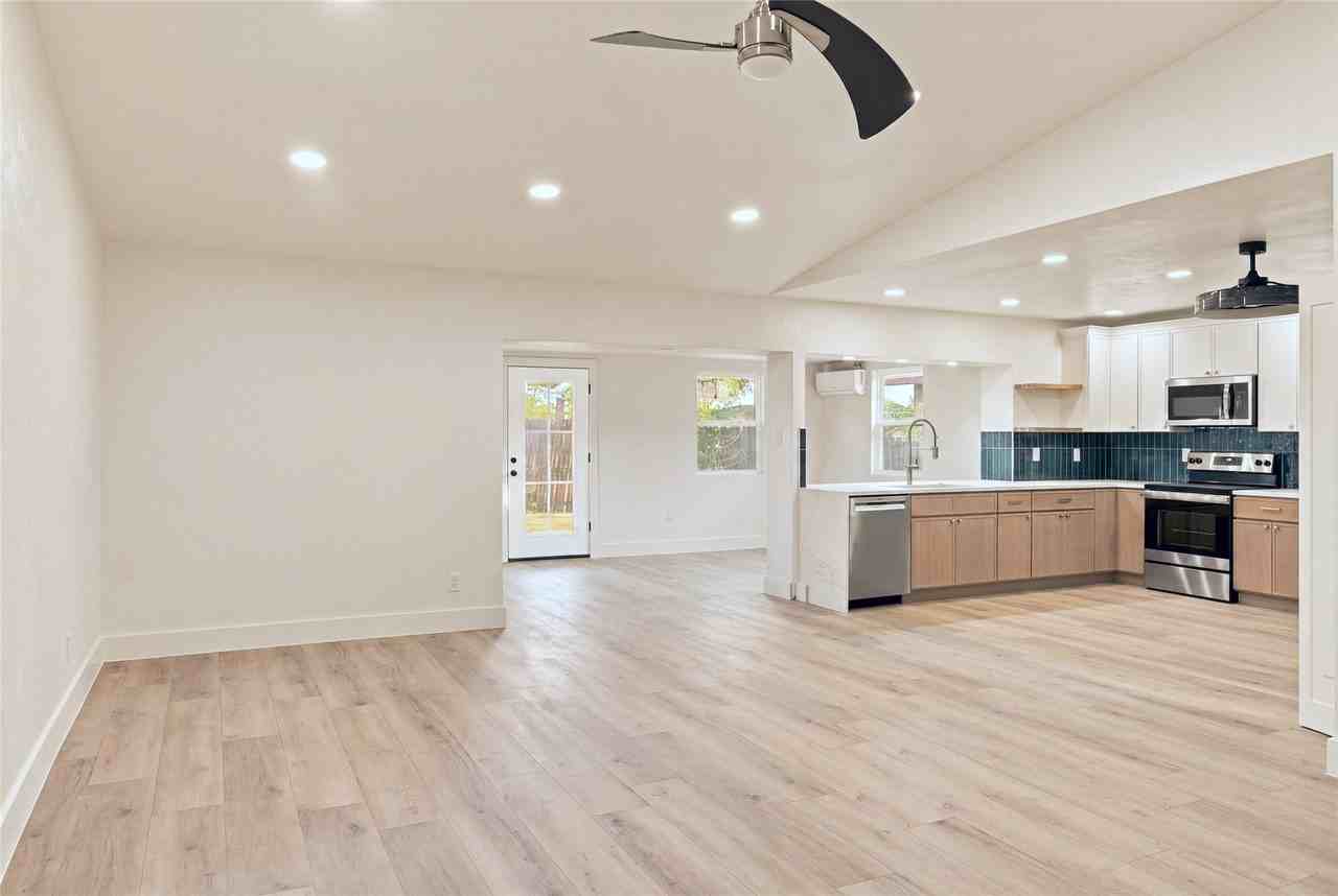 2733 Teakwood Dr - Photo 6 of 18