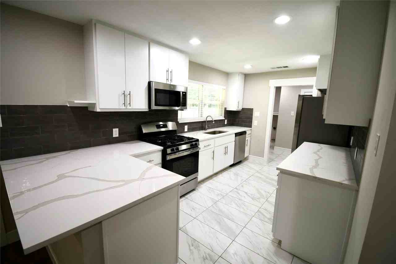 1015 Mitchell Rd - Photo 2 of 30