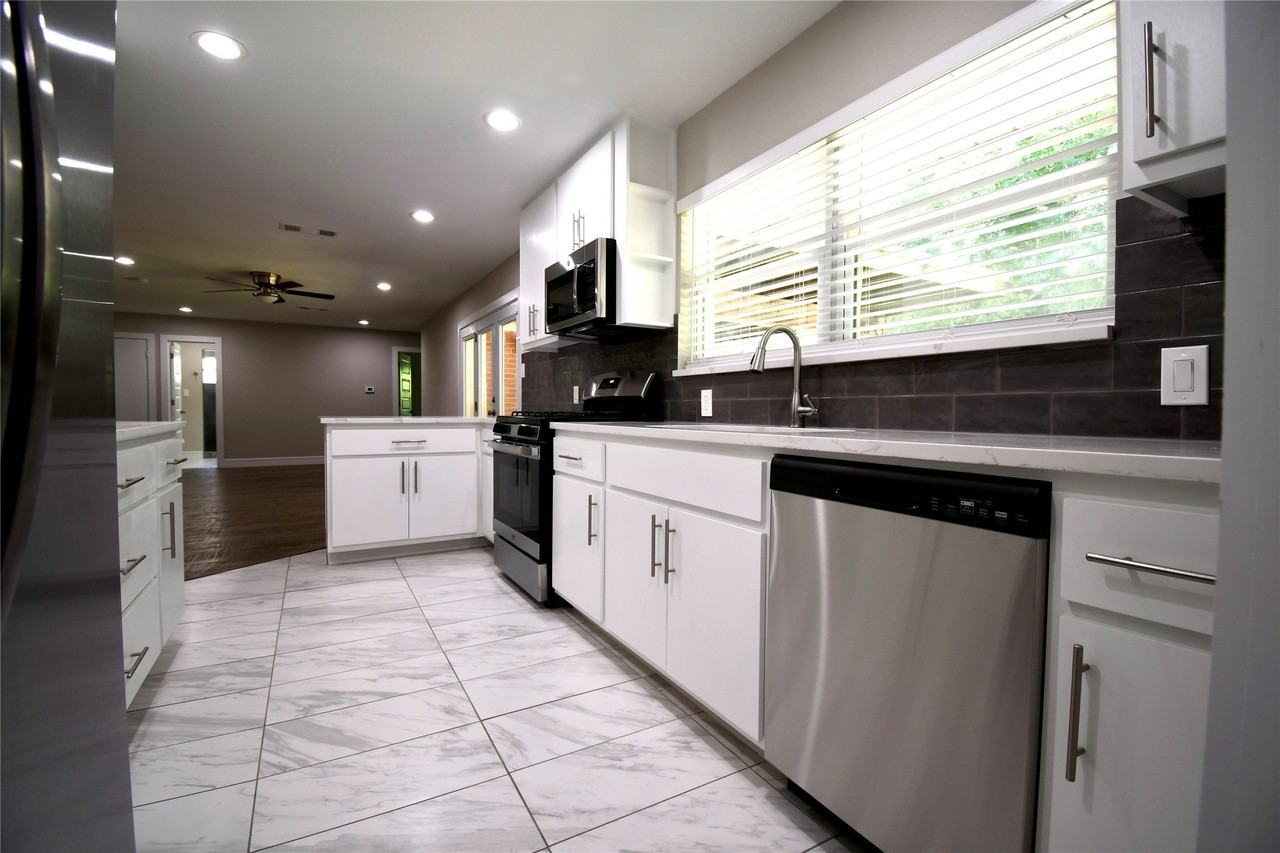 1015 Mitchell Rd - Photo 3 of 30