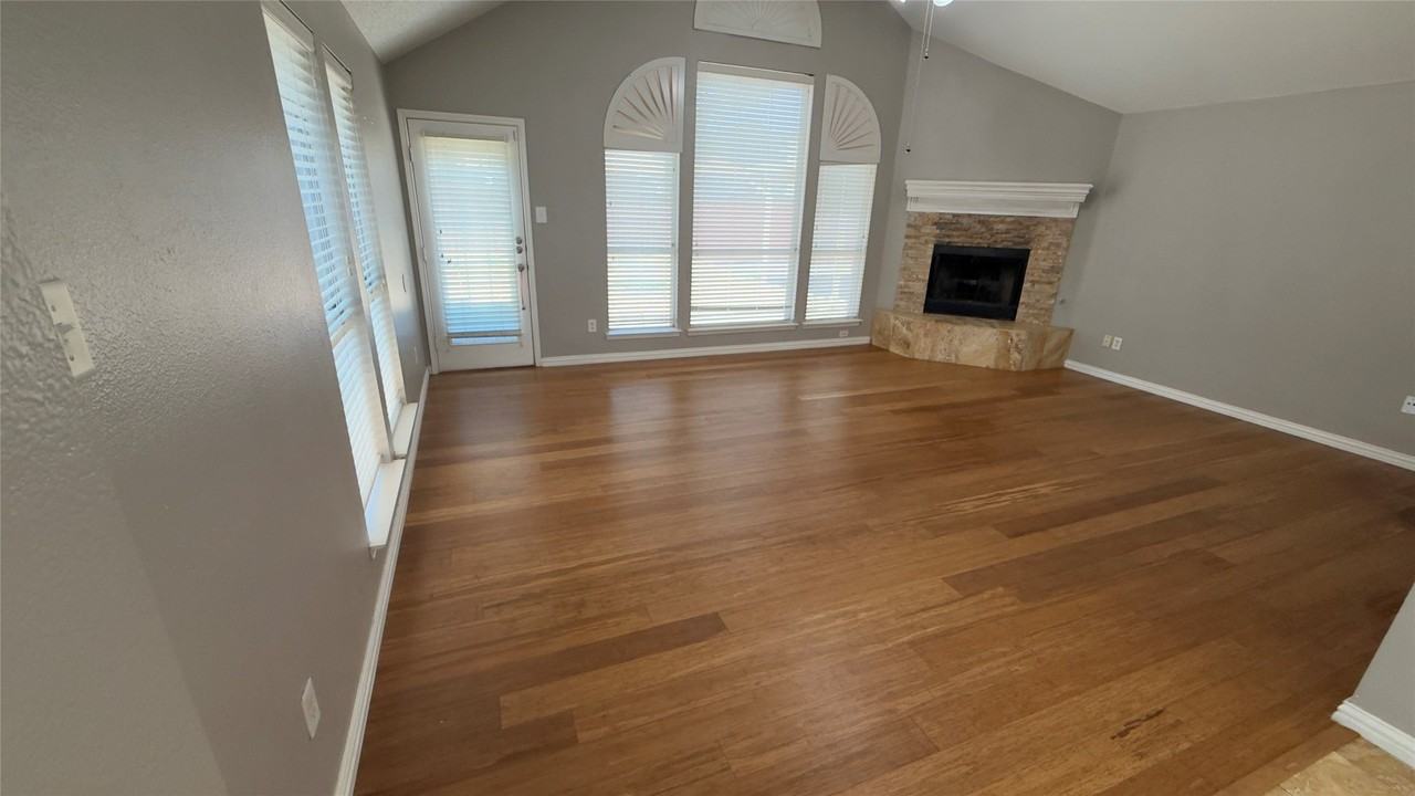 2301 Stratford Dr - Photo 3 of 14