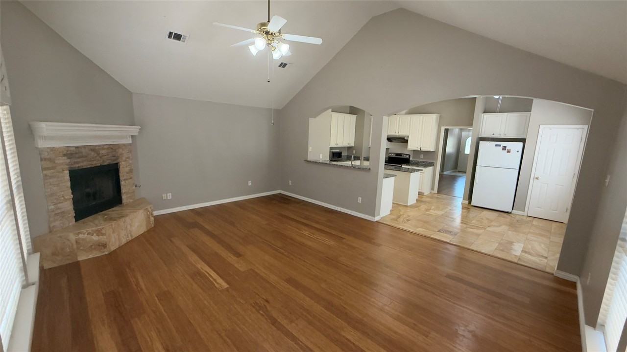 2301 Stratford Dr - Photo 4 of 14