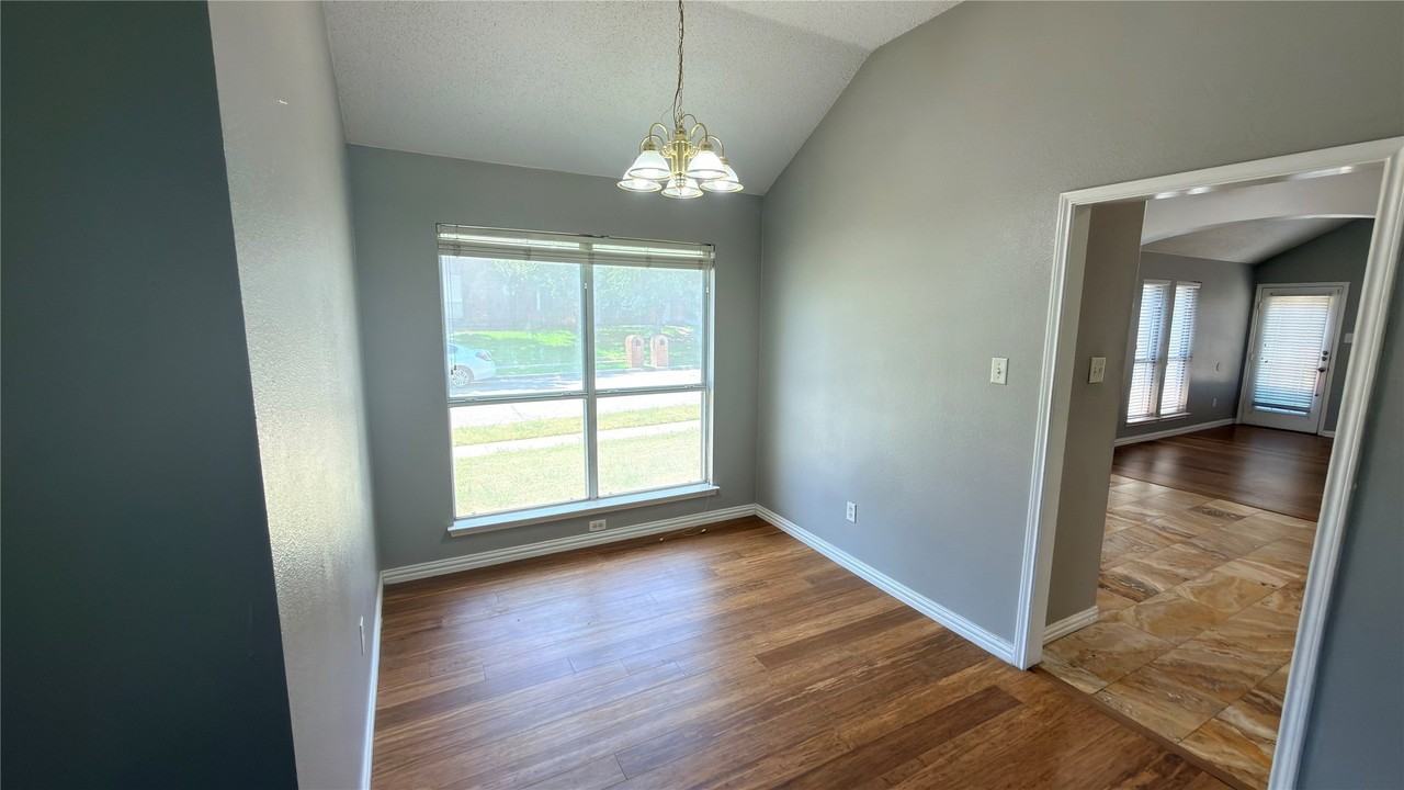 2301 Stratford Dr - Photo 5 of 14