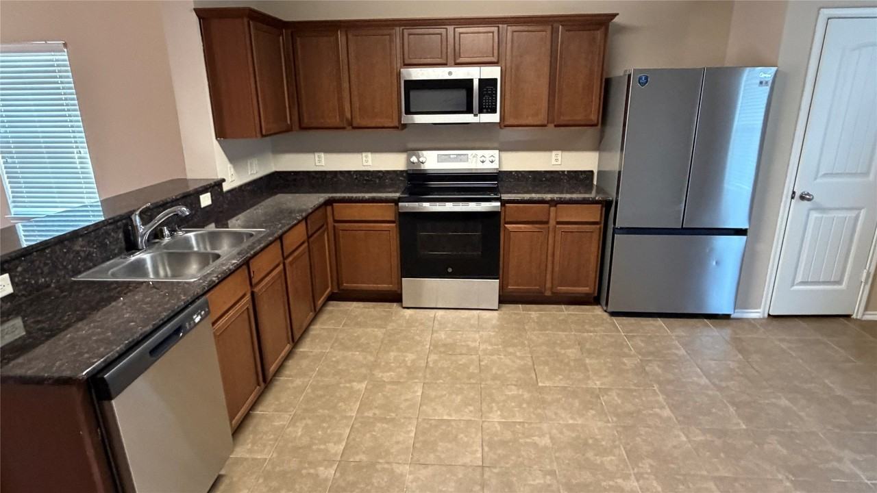 3311 Stratford St - Photo 5 of 29