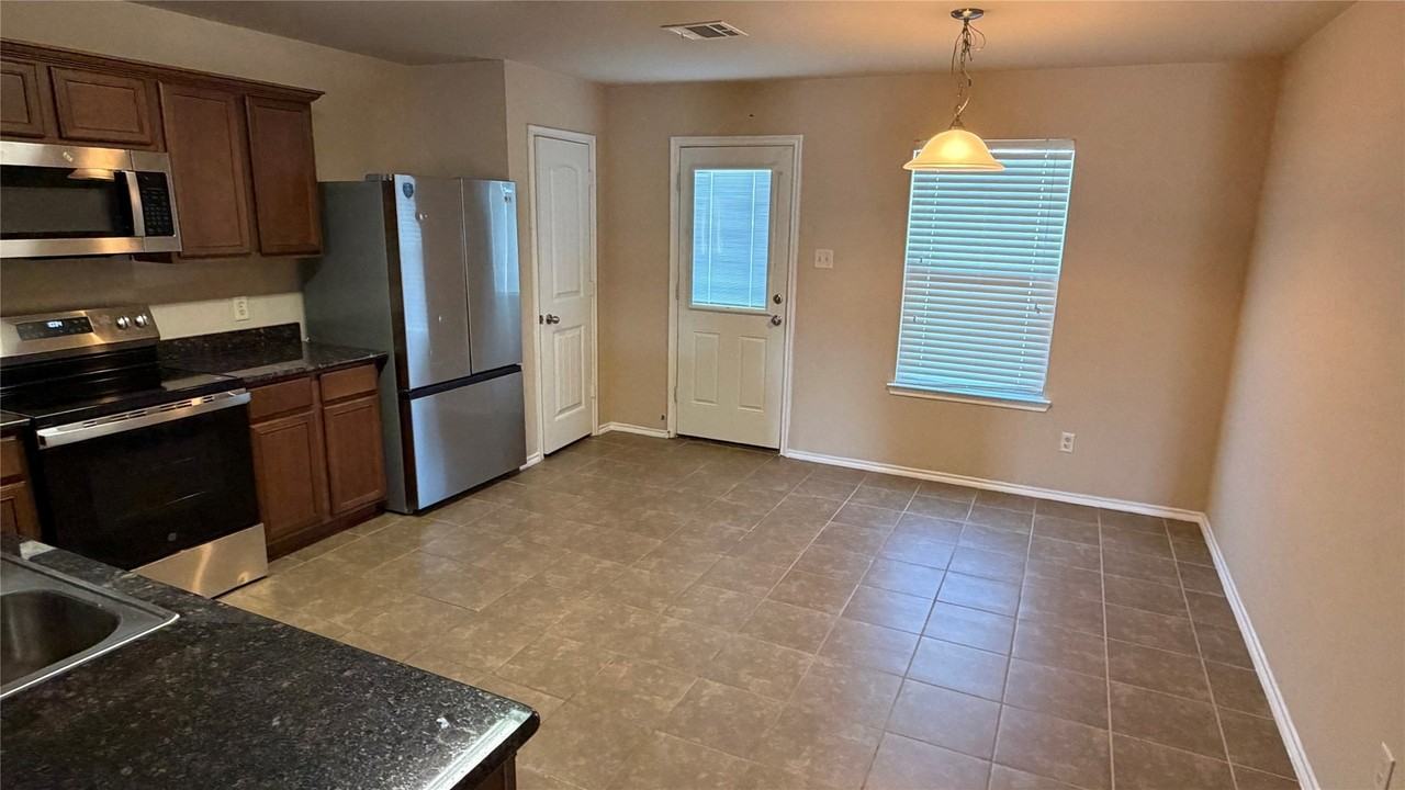 3311 Stratford St - Photo 6 of 29