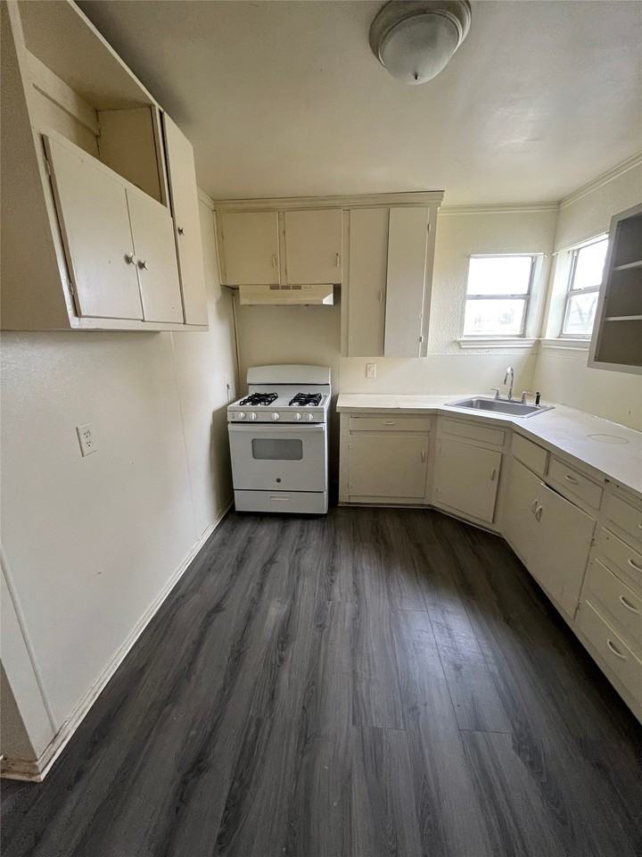 1610 S 15th St - Photo 4 of 12