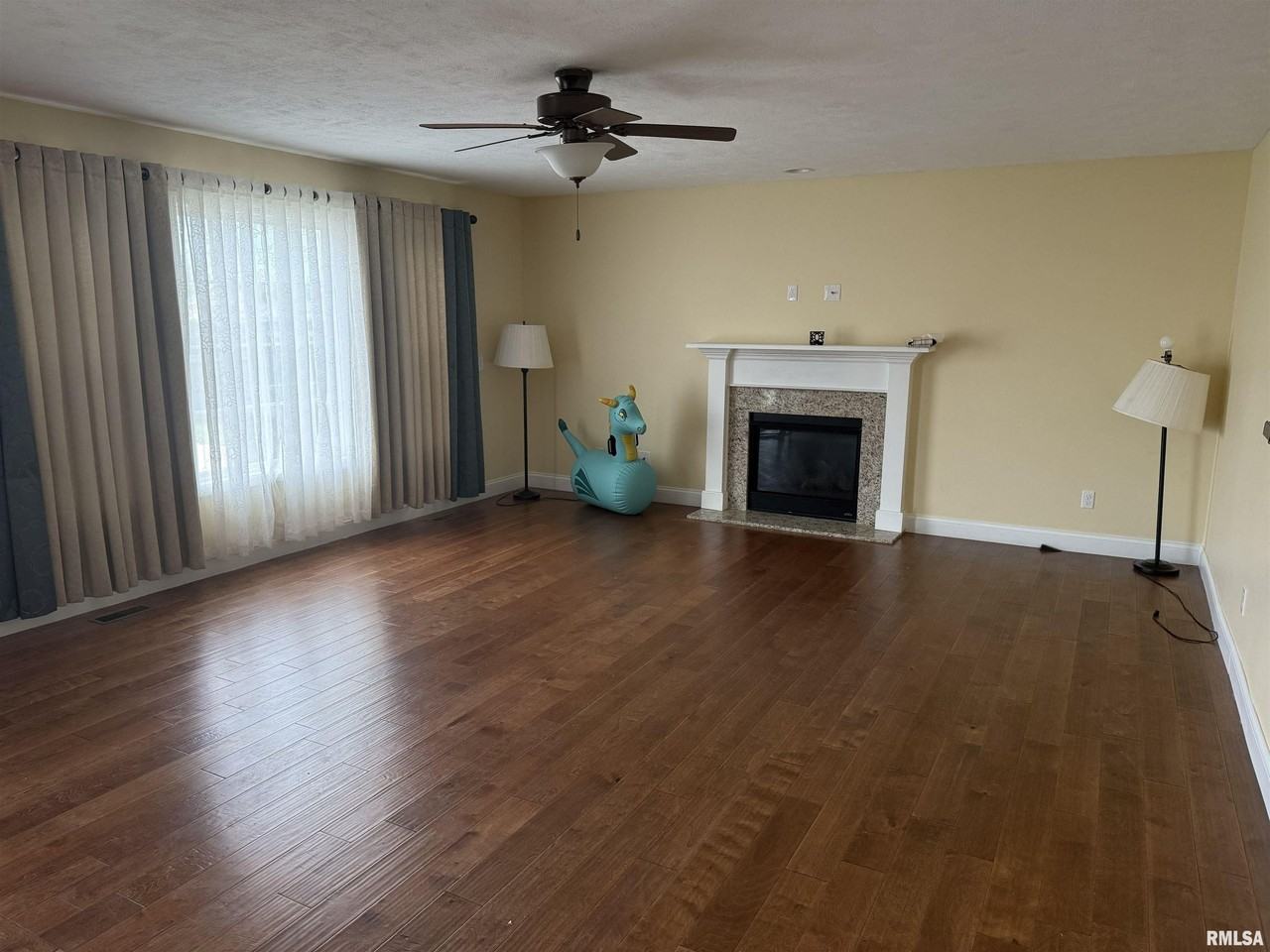 911 Boxwood Ct - Photo 2 of 19