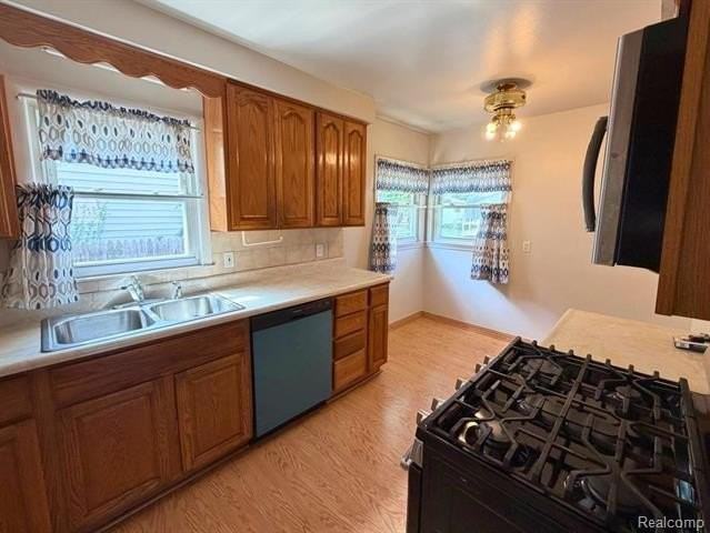 29537 Hazelwood St - Photo 7 of 17