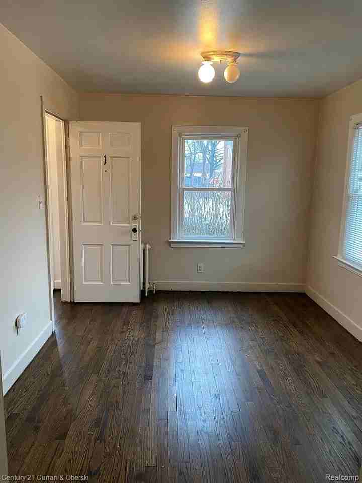 767 Riverbank St - Photo 3 of 15