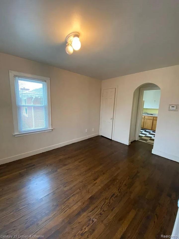767 Riverbank St - Photo 4 of 15