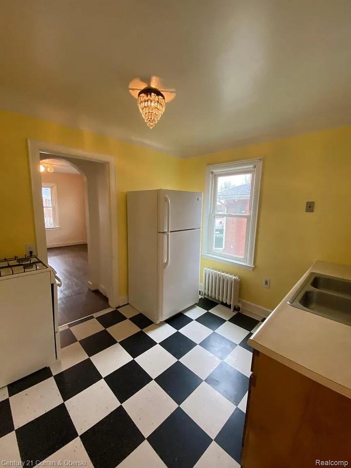 767 Riverbank St - Photo 5 of 15
