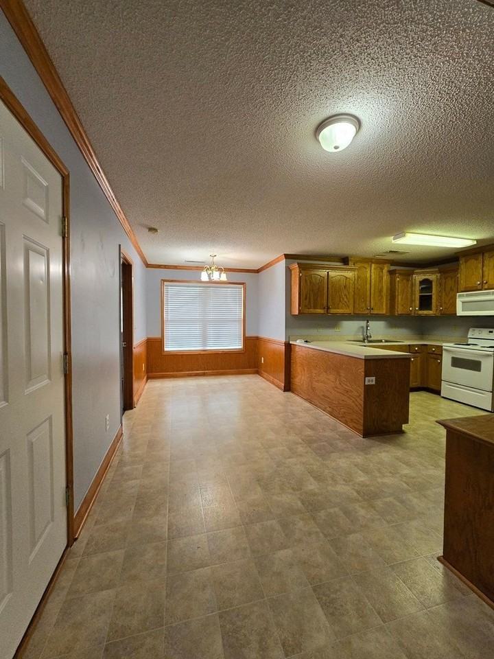 3563 Beacon Dr - Photo 4 of 31
