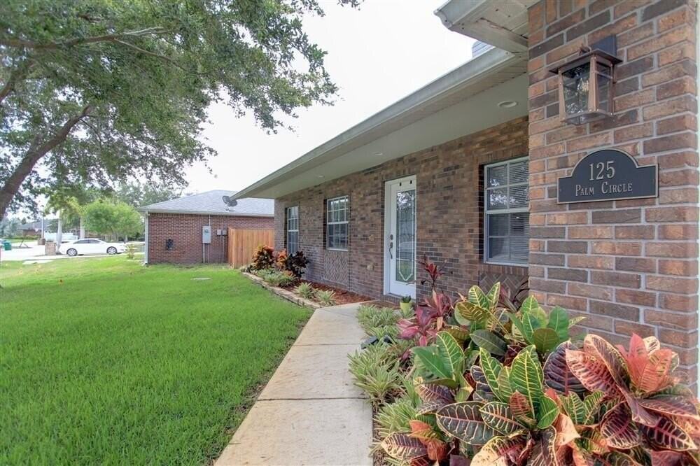 125 Palm Cir - Photo 2 of 41