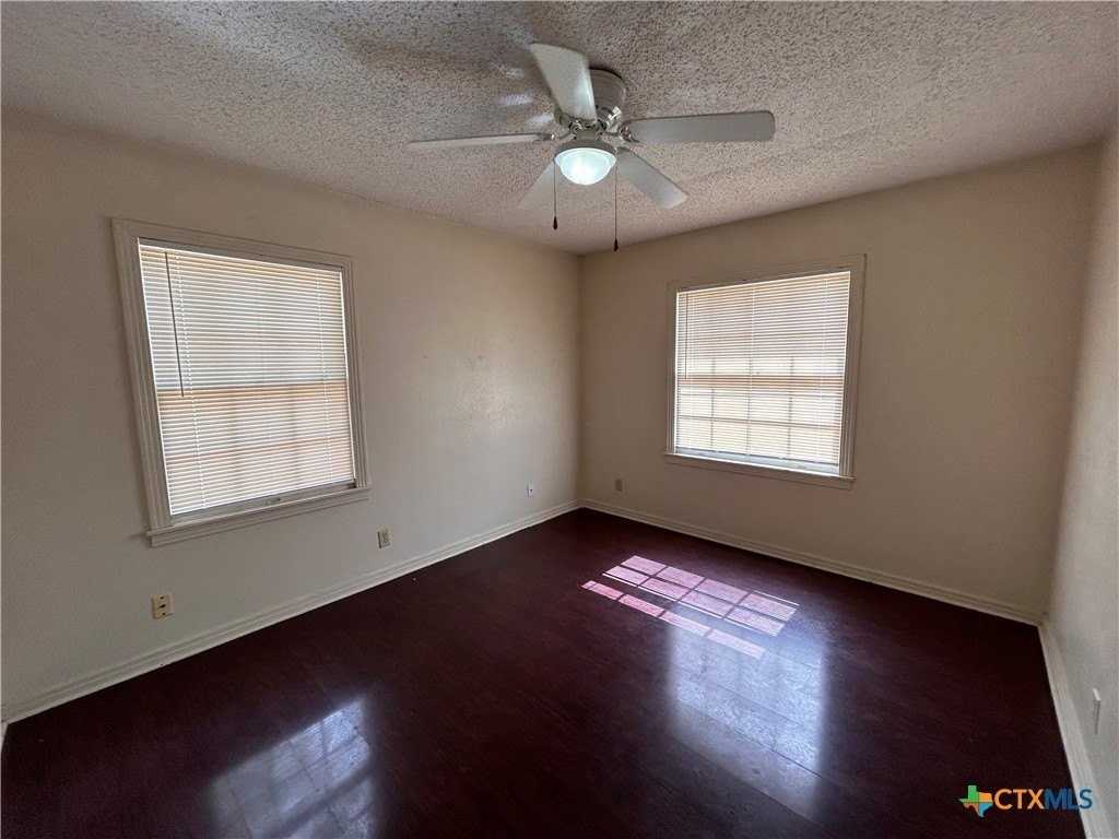 1601 Elkins Ave - Photo 6 of 7