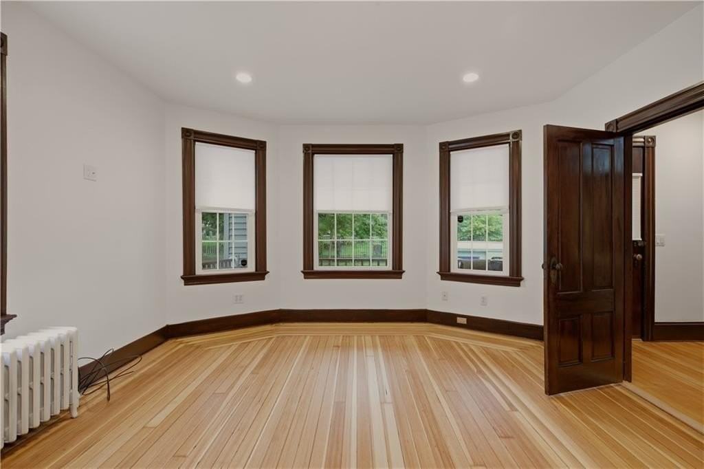 82 Van Zandt Ave - Photo 4 of 32