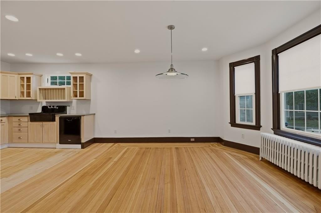 82 Van Zandt Ave - Photo 6 of 32