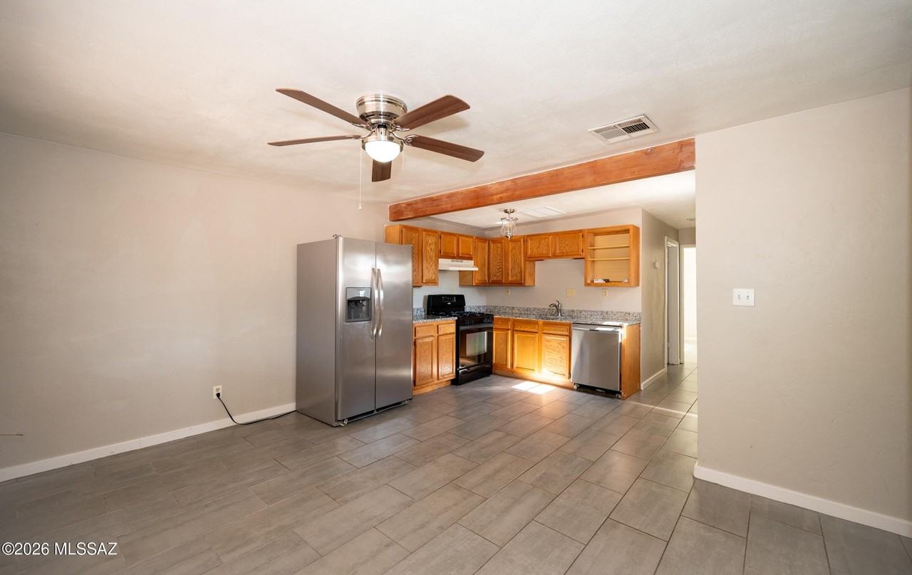 810 E Linden St - Photo 2 of 13