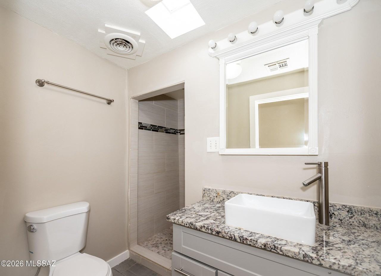 810 E Linden St - Photo 5 of 13