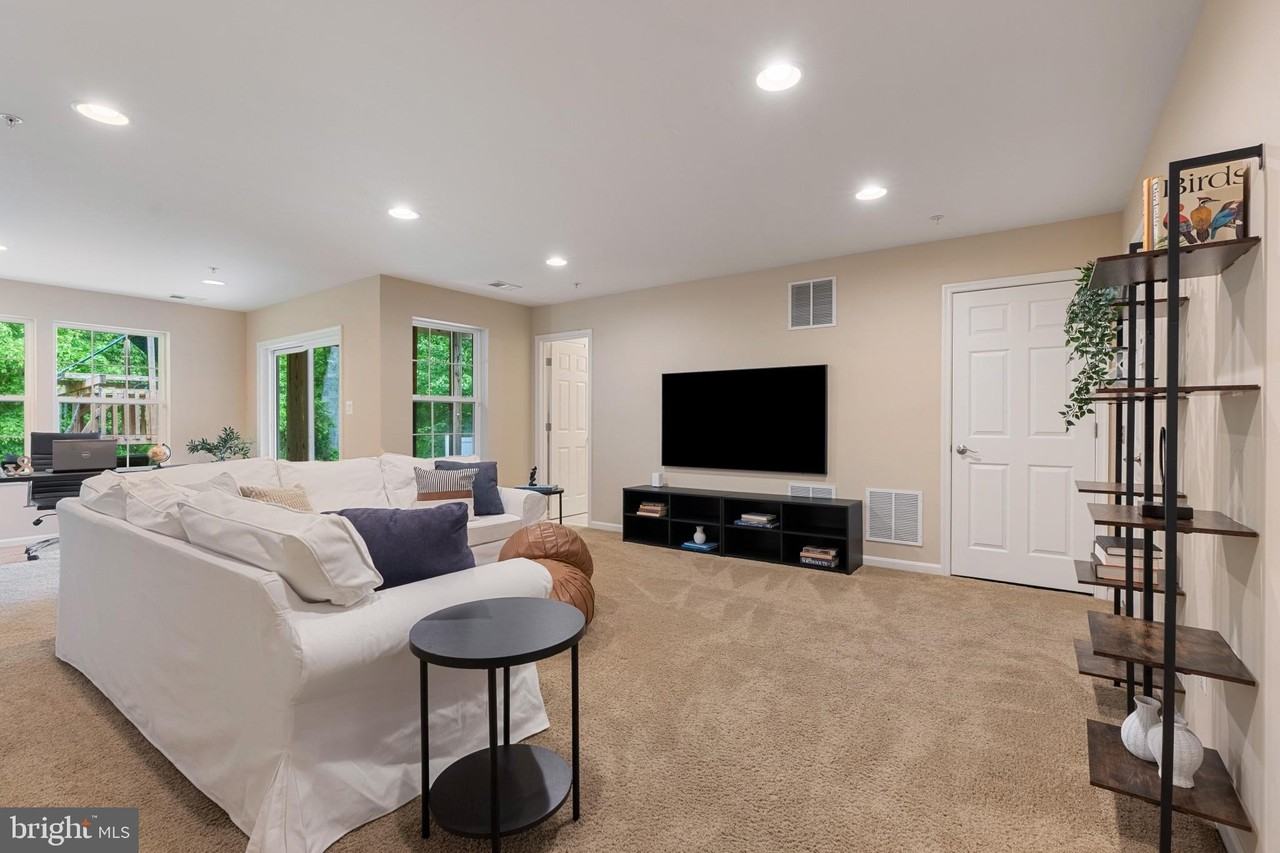232 Mohegan Dr - Photo 4 of 39