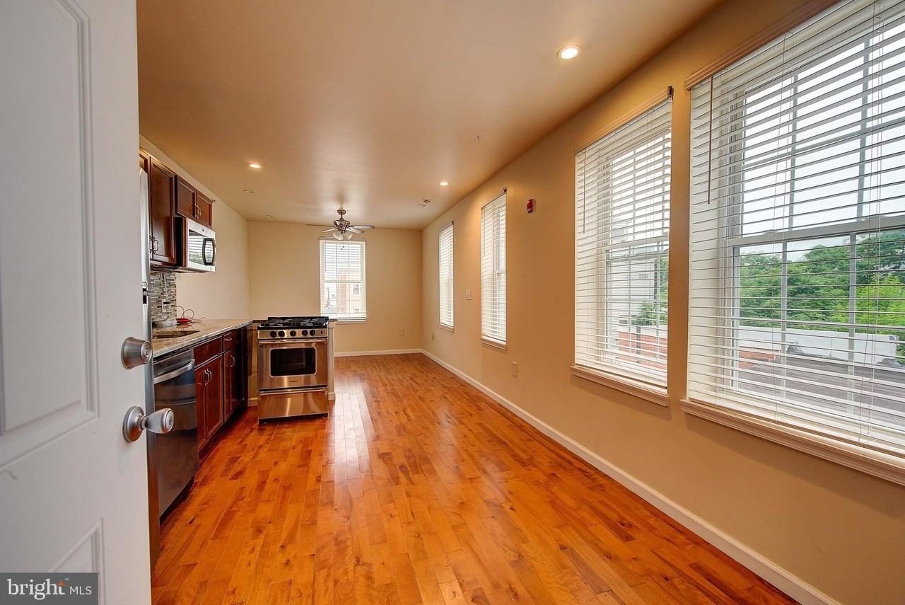 1516 Christian St - Photo 4 of 11