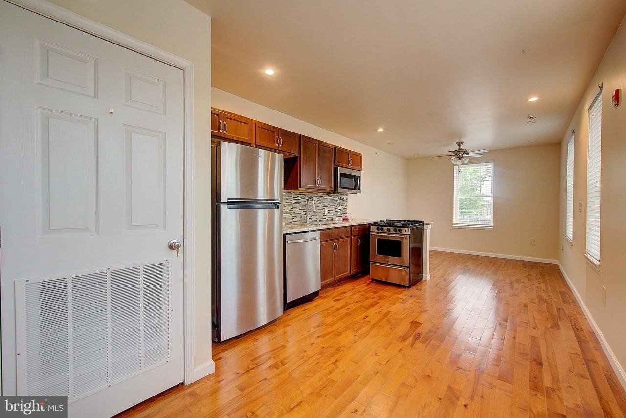 1516 Christian St - Photo 5 of 11