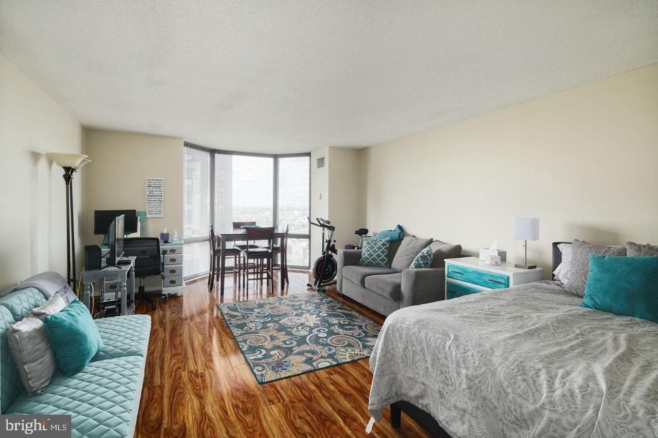 201832 Walnut St #17F - Photo 3 of 20