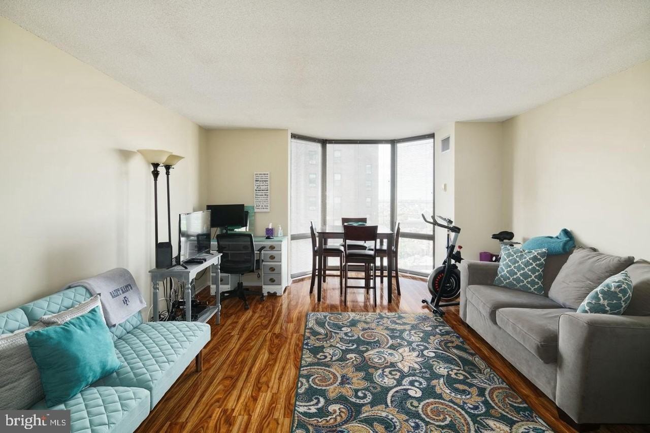201832 Walnut St #17F - Photo 4 of 20