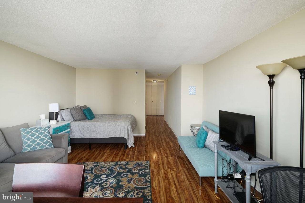 201832 Walnut St #17F - Photo 5 of 20
