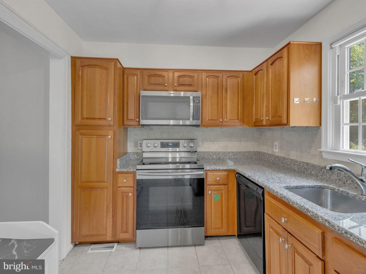 8247 Clifton Farm Ct - Photo 5 of 19