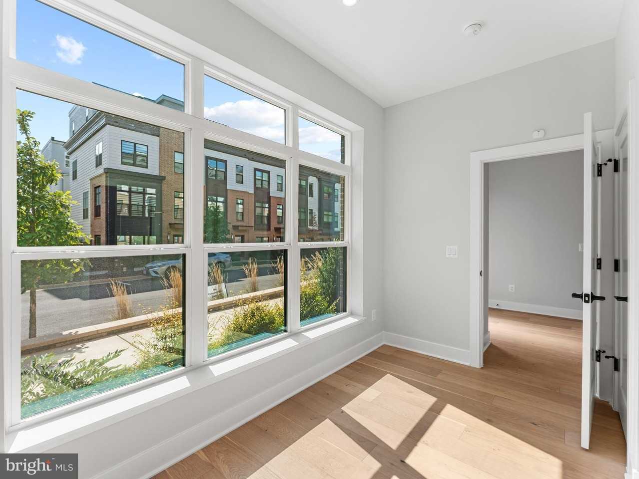 2015 Tysons Ridgeline Rd - Photo 4 of 33