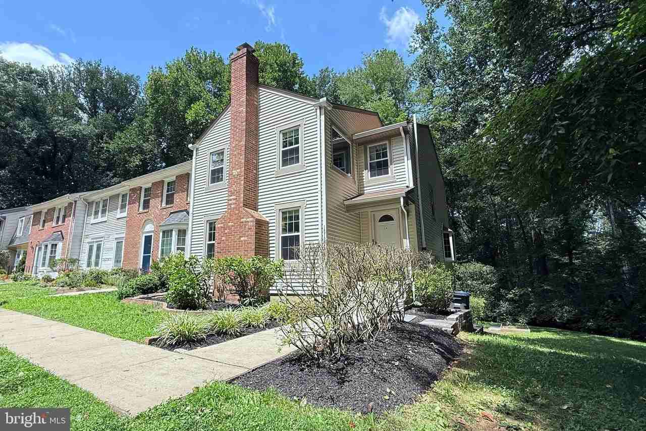 10100 Walnut Wood Ct - Photo 2 of 44