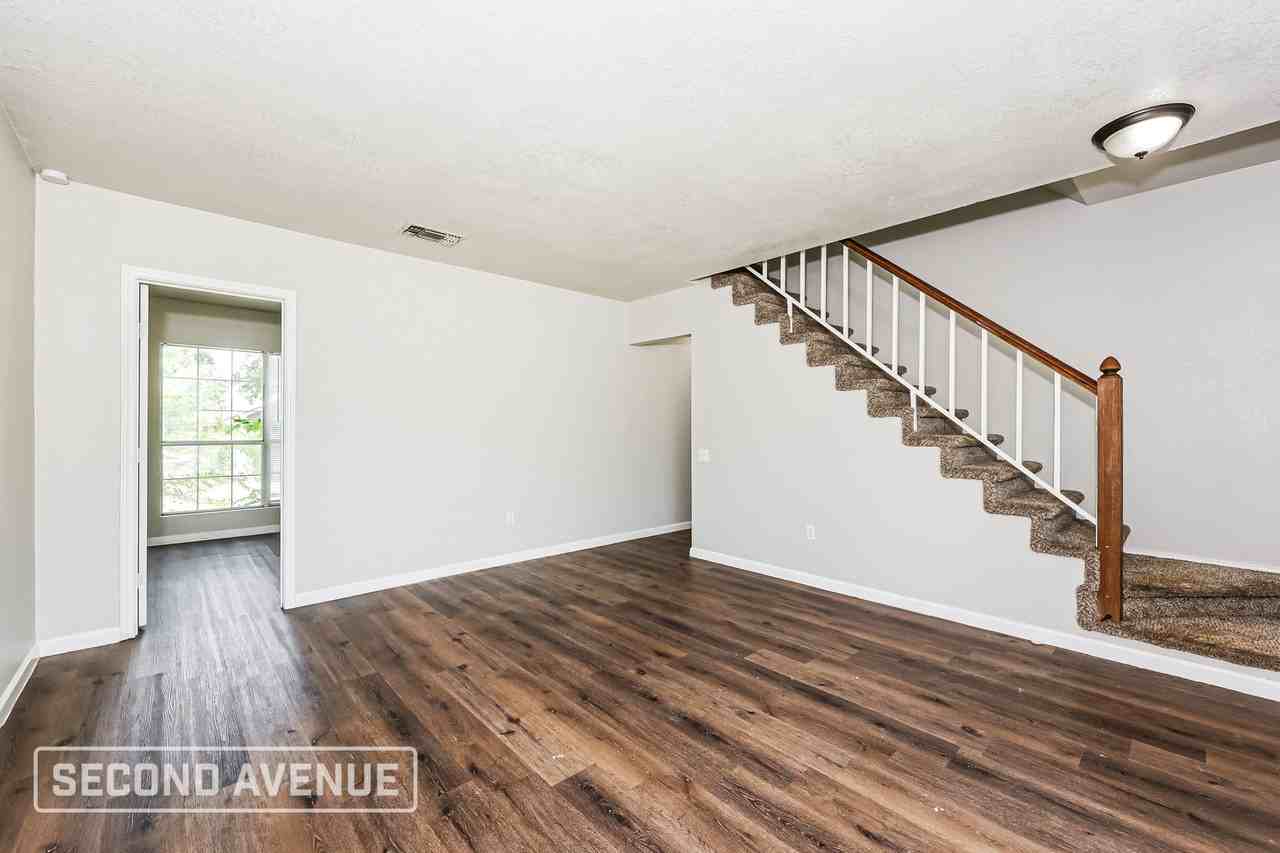 2712 Creekwood Ln - Photo 4 of 21