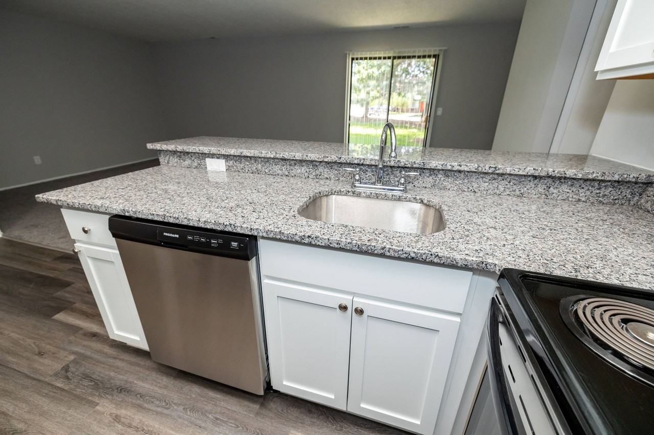 Emerald Apartments - Photo 4 of 42