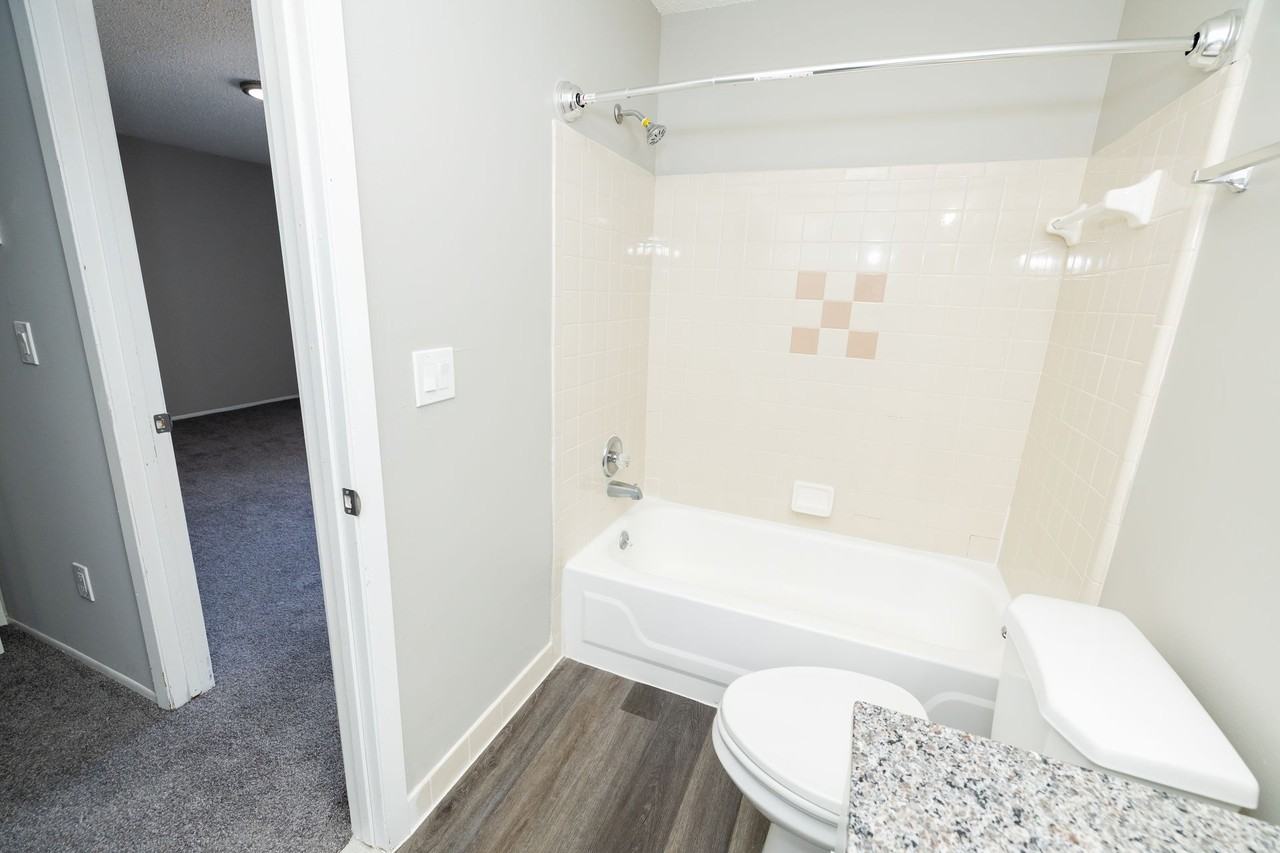 Emerald Apartments - Photo 7 of 42