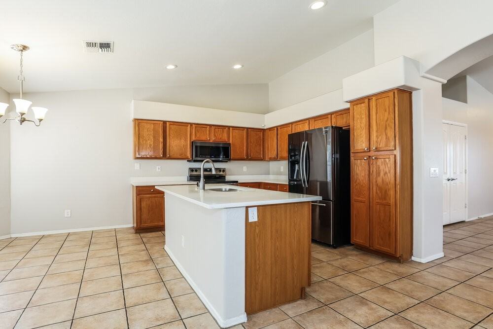 6115 W Park View Ln - Photo 5 of 16