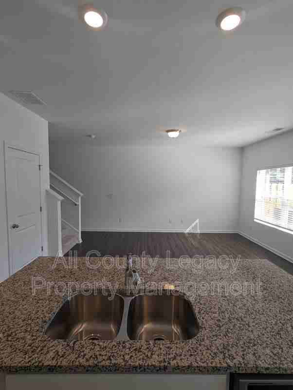 1100 Lossie Ln - Photo 2 of 10