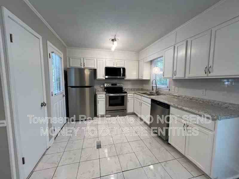 1017 Xavier Ct - Photo 7 of 15
