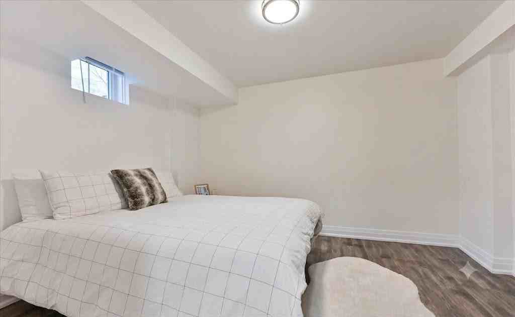 2833 Saint Clair Avenue East - Photo 6 of 9
