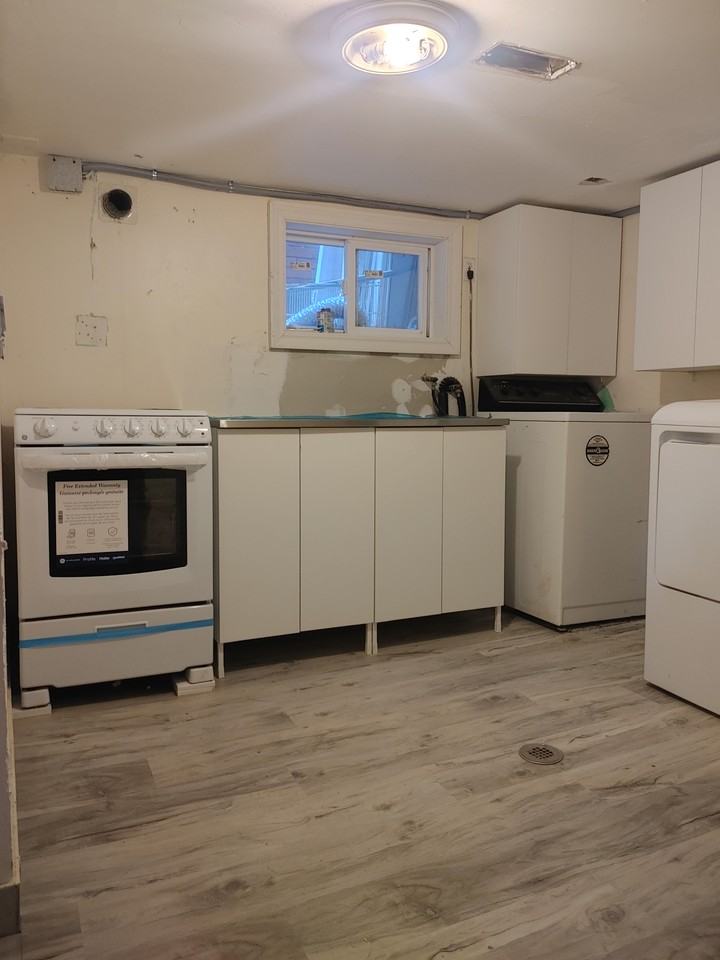 155 Royal York Road - Photo 4 of 8