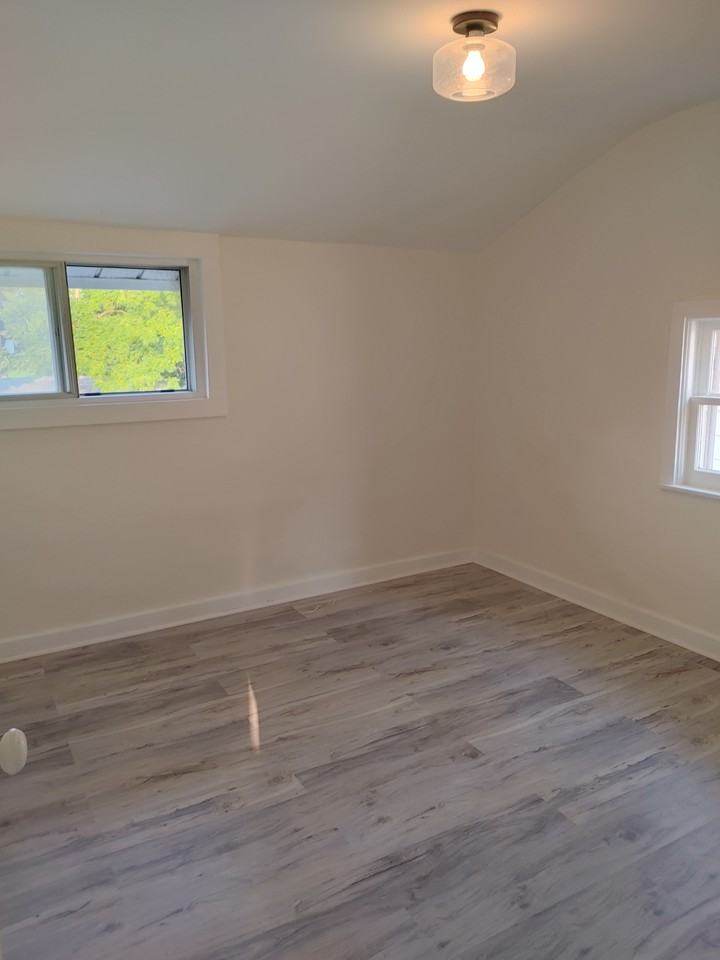155 Royal York Road - Photo 5 of 8