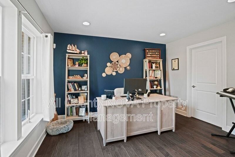 2910 Pinebrook Rd - Photo 4 of 33