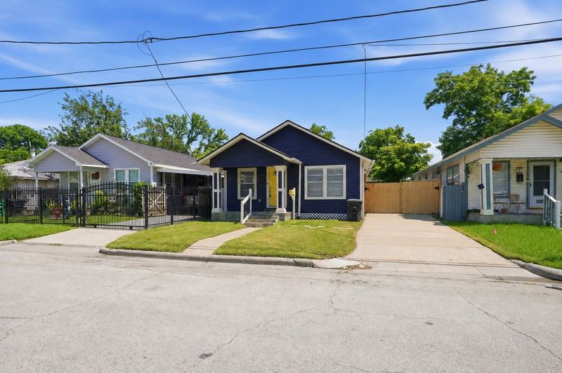 5315 Bell St - Photo 2 of 21