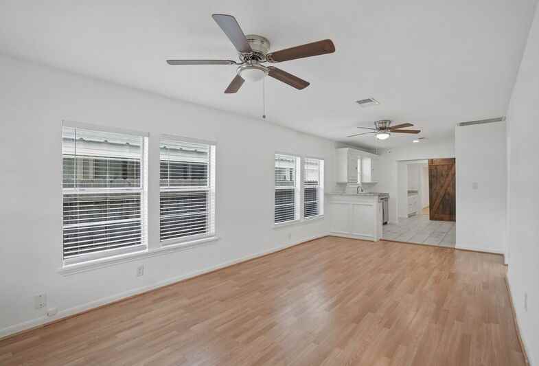 5315 Bell St - Photo 3 of 21