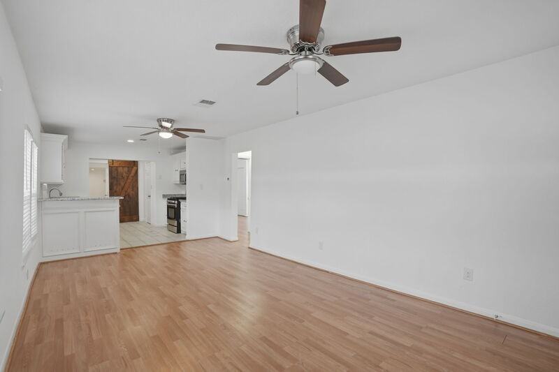 5315 Bell St - Photo 4 of 21