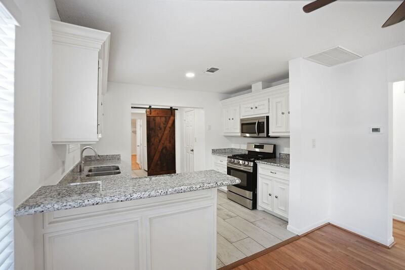 5315 Bell St - Photo 5 of 21